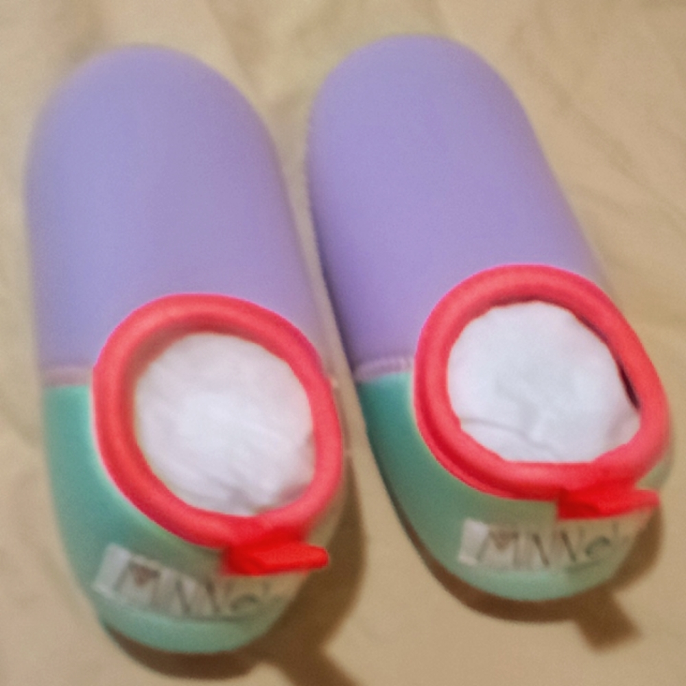 Minnow Australian toddler beach shoes Size 8 and 9 New in gift box